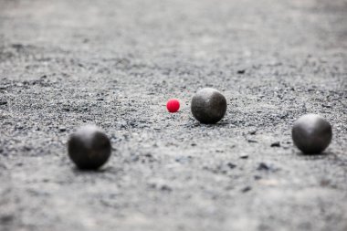 Petanque top bulvarları ve Petanque sahasında küçük kırmızı kriko.