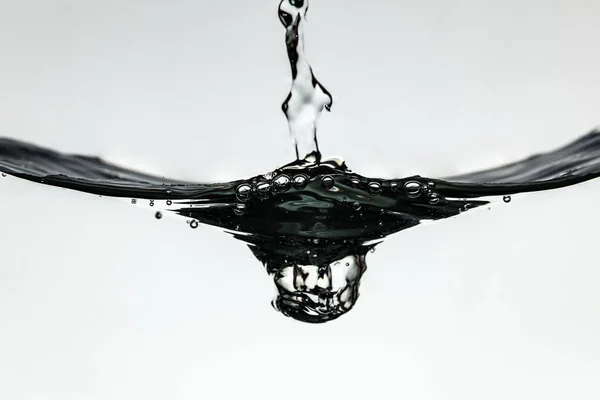 Wasserspritzer Auf Wasseroberfläche Auf Weißem Hintergrund Isoliert — Stockfoto