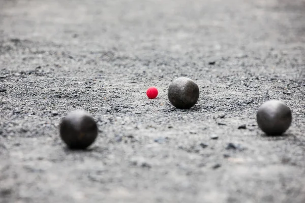 Petanque top bulvarları ve Petanque sahasında küçük kırmızı kriko.