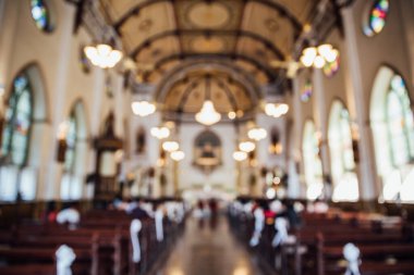 Düğün töreninde kilisenin içindeki insanlar bulanıktı.