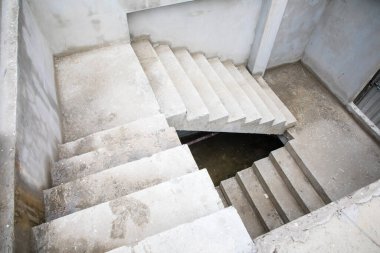 İnşaat endüstrisinin yeni binasında merdiven çimento yapısı