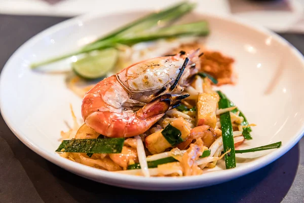 Dev karides, karides ve sebzeli Pad Thai, ünlü Tayland yemeği, Tayland usulü kızarmış erişte.