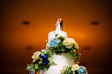 Gelin ve damatlı düğün pastası. Çift biblosu ve çiçek.