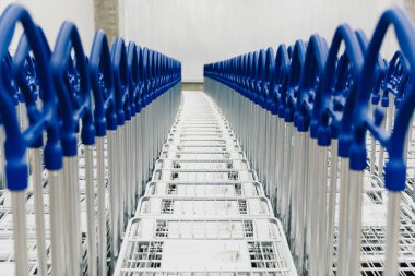Alışveriş merkezlerinde alışveriş arabaları ya da yük arabaları