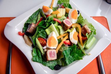 Kızarmış ton balığı salatası ve haşlanmış yumurta.