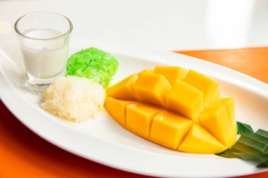 Taze mango ve hindistan cevizi sütüyle yapış yapış pirinç, geleneksel Tayland tatlısıdır.
