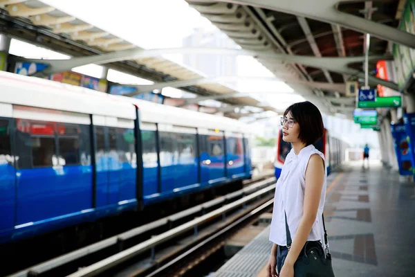 Asiatisk Ung Kort Hår Kvinna Väntar Anländer Tåg Plattform — Stockfoto