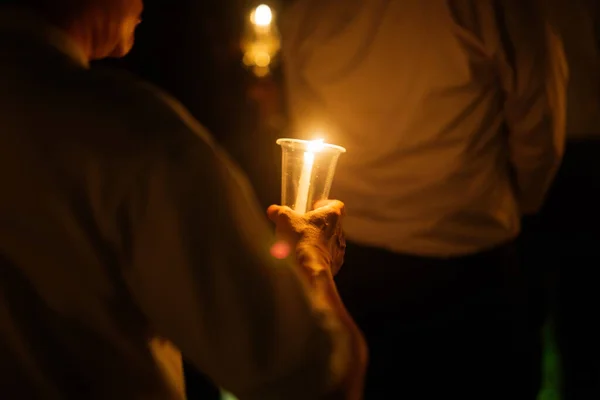 Hombre Oración Sosteniendo Una Vela Encendida Mano Para Orar —  Fotos de Stock