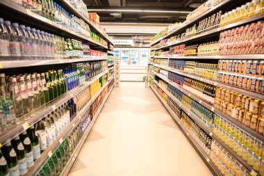 Süpermarkette raflarda ürünlerle meşrubat reyonu