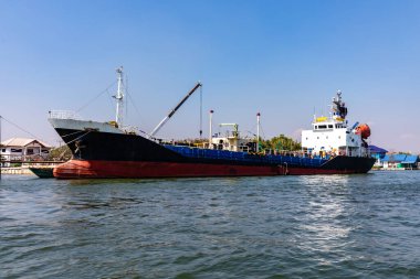 Petrol tankeri gemisi veya petrol kargo gemisi Maeklong nehri Tayland limanına yanaştı.