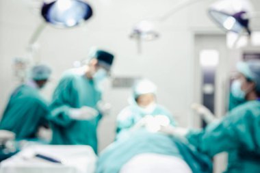 Hastanedeki ameliyathanede hasta için çalışan cerrah ve hemşirelerin geçmişi bulanık.