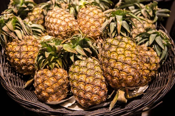 Pile Fresh Pineapples Wooden Wicker Basket Sales Local Market Supermarket — Stock Photo, Image