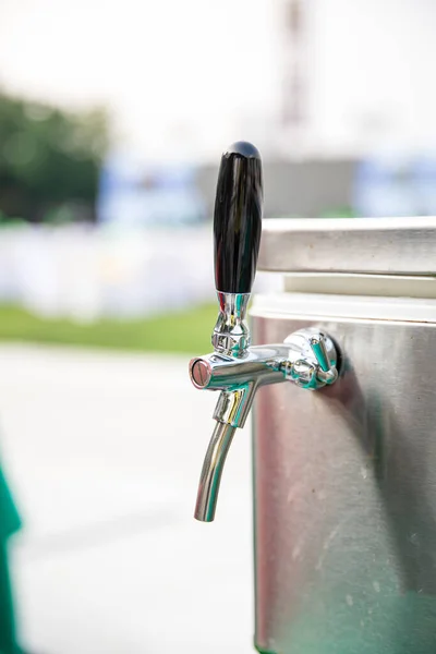 Stahlbierzapfer Oder Wasserhahn Bei Outdoor Party Garten — Stockfoto