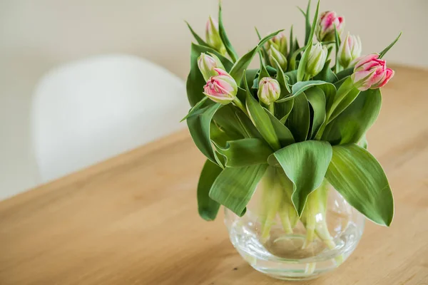 Tulipanes Jarrón Mesa Madera — Foto de Stock