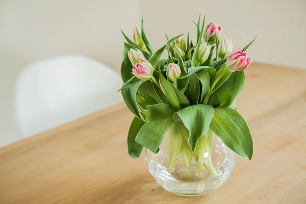 Tulipaner Vasen Træbordet Royaltyfrie stock-fotos