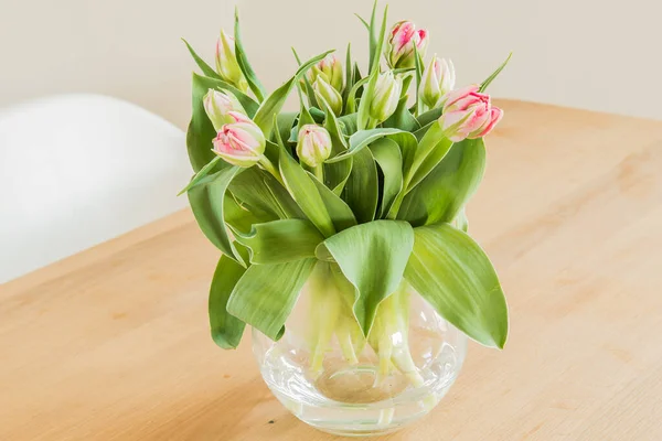 Tulpen Vaas Houten Tafel Stockafbeelding