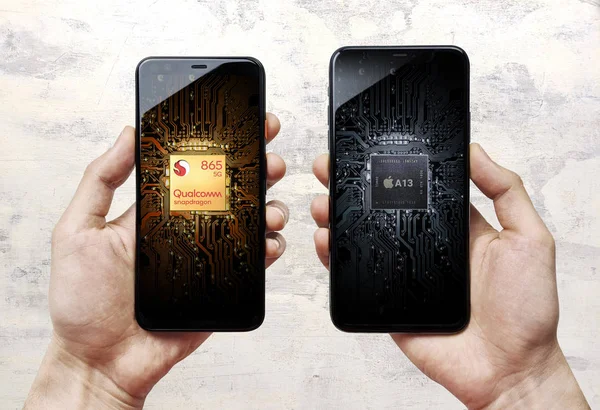 Man Hand Comparing Cpu Qualcomm Snapdragon 865 Apple A13 Bionic — Stockfoto