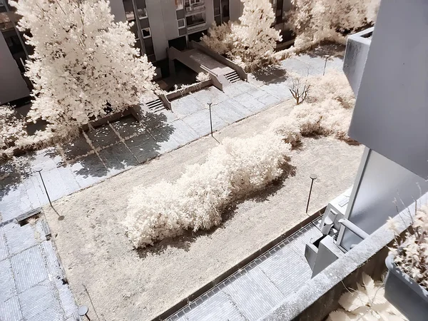 Pencereden bak. OnePlus 8 Pro Kızılötesi Kamera 'da çekildi. Ljubljana / Slovenya, 14 Mayıs 2020