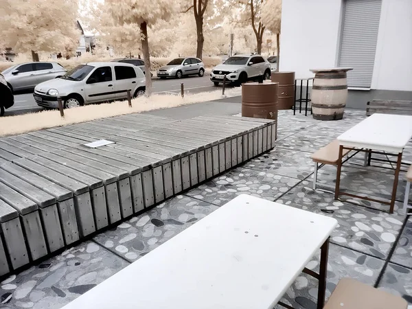 Şehirdeki açık bir kafede. OnePlus 8 Pro Kızılötesi Kamera 'da çekildi. Ljubljana / Slovenya, 14 Mayıs 2020
