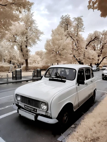 Otoparktaki araba. OnePlus 8 Pro Kızılötesi Kamera 'da çekildi. Ljubljana / Slovenya, 14 Mayıs 2020