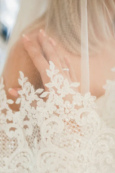 ウェディングドレスの要素 花嫁のベール 彼女の手に結婚指輪 顔のない — ストック写真