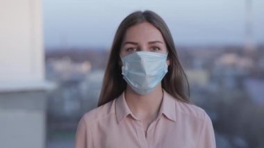 Kadın kendini koronavirüs salgınından ve pandemiden korumak için maske takıyor.