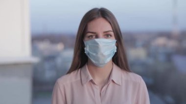 Kadın kendini koronavirüs salgınından ve pandemiden korumak için maske takıyor.
