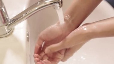 Coronavirus salgını önleme sabunla ellerini yıka sıcak suyla parmaklarını sık sık ovala ya da el dezenfektanı jeli kullan.