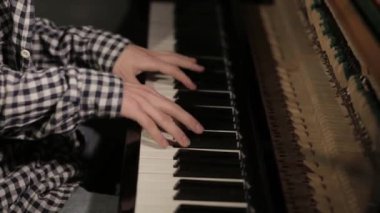 İki el, kuyruklu piyanoda hafif klasik müzik çalar. Profesyonel piyanist.