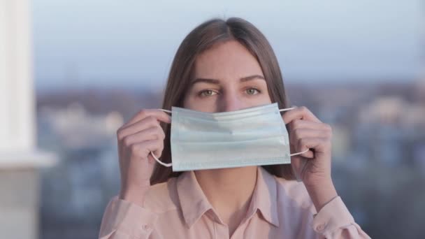女性は顔のマスクを着用し コロナウイルスの流行やパンデミックから身を守る — ストック動画