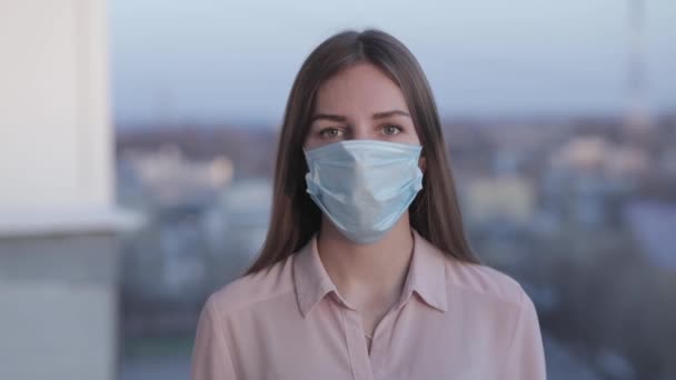 Žena Nasadí Obličejovou Masku Aby Ochránila Před Epidemií Koronaviru Pandemií — Stock video