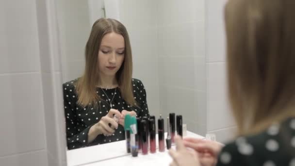 Çekici Kadın Sabah Uyandığında Güne Başlamak Için Hazırlanıyor Makyajını Fırçayla — Stok video