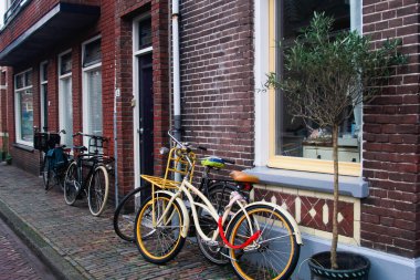 Evin yanında bisiklet var.