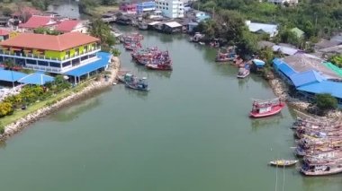 Taylandlı balıkçılar için demirli tekneler, manzara