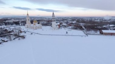 Eski kilise ve şapelin restorasyonu, Sverdlovsk bölgesi, Rusya, kış