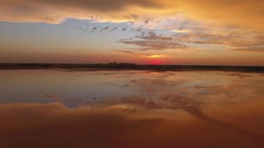 Hindistan 'da bataklıkta gün batımının çok güzel bir yansıması.