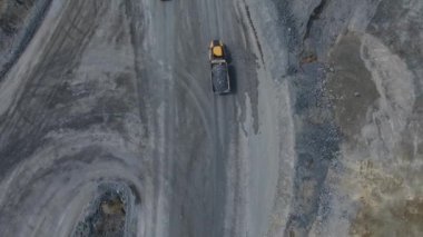 Bakır madenciliğinin açık çukurunda makine işletimi