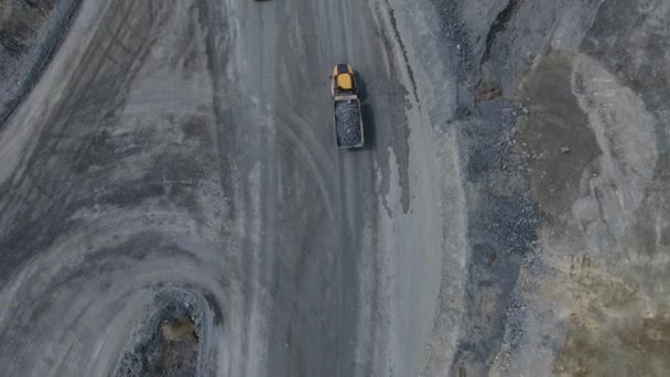 Fonctionnement de machines dans l'exploitation minière à ciel ouvert de minerai de cuivre — Video