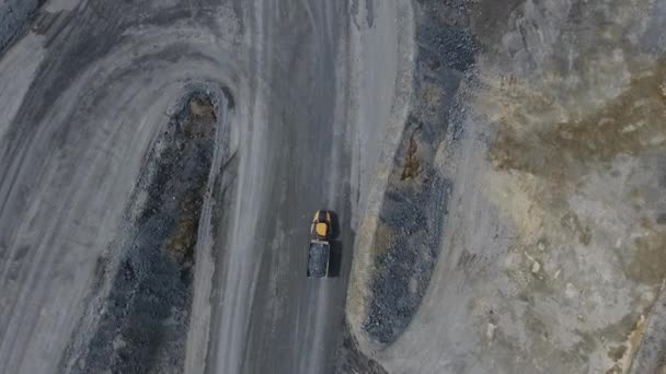 Bakır madenciliğinin açık çukurunda makine işletimi — Stok video