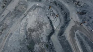 Bakır madenciliğinin açık çukurunda makine işletimi