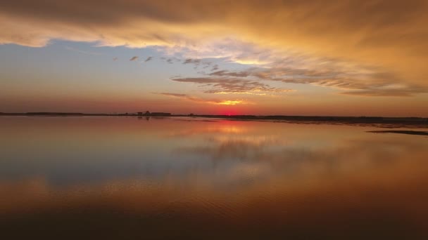 Très beau reflet du coucher du soleil dans un marais en Inde — Video