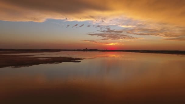 Muy hermoso reflejo de la puesta de sol en un pantano en la India — Vídeo de stock