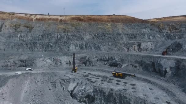 Operación de maquinaria en la minería a cielo abierto de mineral de cobre — Vídeo de stock