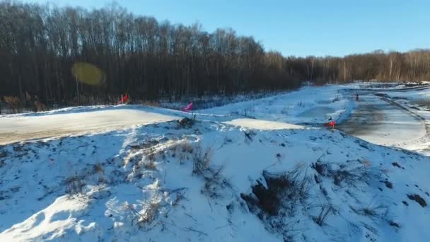 Um motociclista realiza acrobacias em uma pista de inverno — Vídeo de Stock