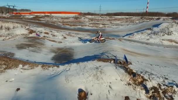 オートバイの運転手が冬のコースでスタントを行い — ストック動画