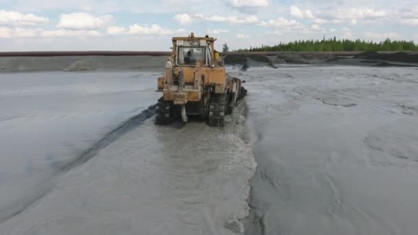 Žlutý buldozer vyčistí nábřeží, vzdušný člun — Stock video