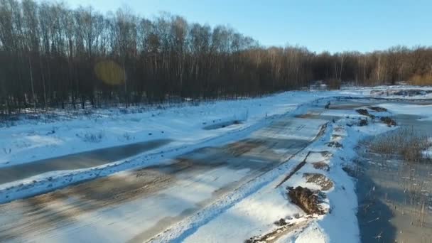 Um motociclista realiza acrobacias em uma pista de inverno — Vídeo de Stock