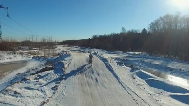 Motocyklista wykonuje akrobacje na torze zimowym — Wideo stockowe