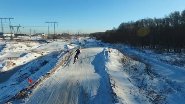 Un motociclista realiza acrobacias en una pista de invierno — Vídeo de stock