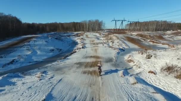 Мотоцикліст виконує трюки на зимовій трасі — стокове відео